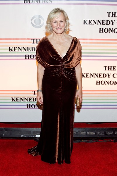 Sul red carpet Glenn Close sceglie un abito di velluto di Alberta Ferretti
