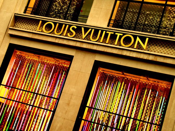 Louis Vuitton inaugura a Roma un megastore con cinema e libreria!