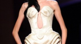 omaggio amy winehouse sfilata Jean Paul Gaultier Haute Couture p/e 2012