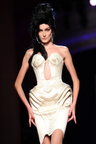 omaggio amy winehouse sfilata Jean Paul Gaultier Haute Couture p/e 2012