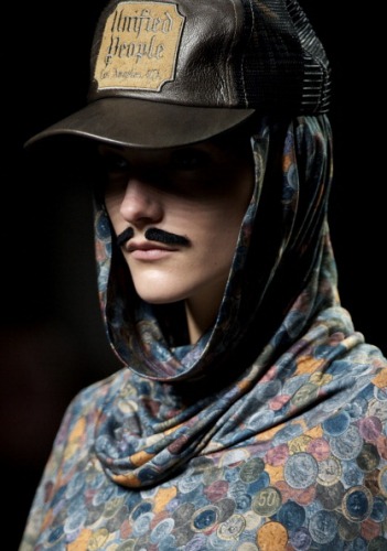 Madrid Fashion Week: Carlos Diez fa sfilare modelle con i baffi finti
