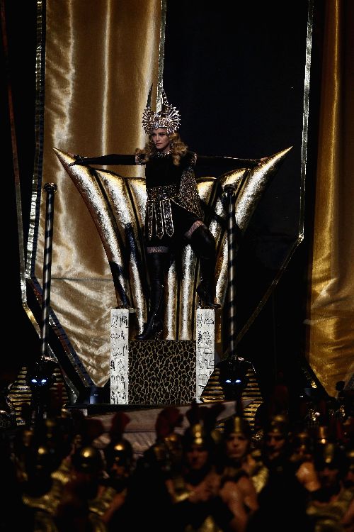 Madonna regina del Superbowl in abito nero Givenchy
