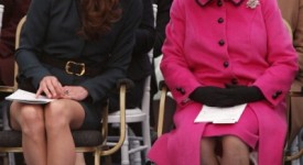 regina elisabetta critiche look kate middleton