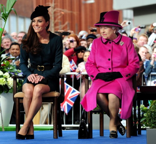 regina elisabetta critiche look kate middleton