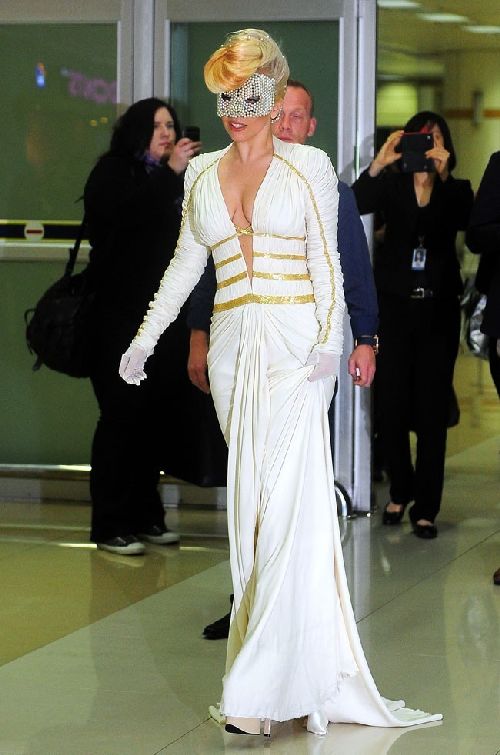 Look Lady Gaga in Versace per il tour asiatico