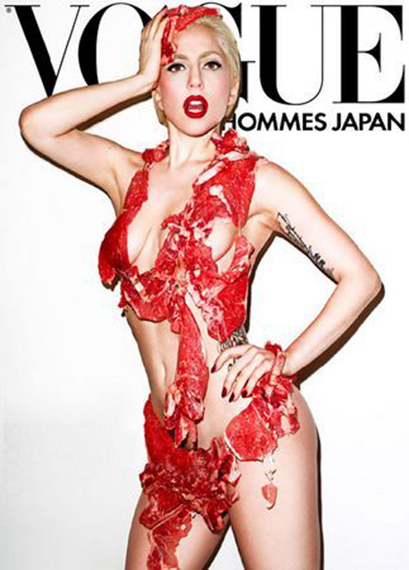 Lady Gaga in concerto a Tokyo indossa ancora un abito di carne cruda!
