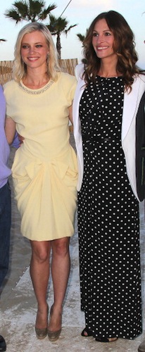 Julia Roberts e Amy Smart in Moschino