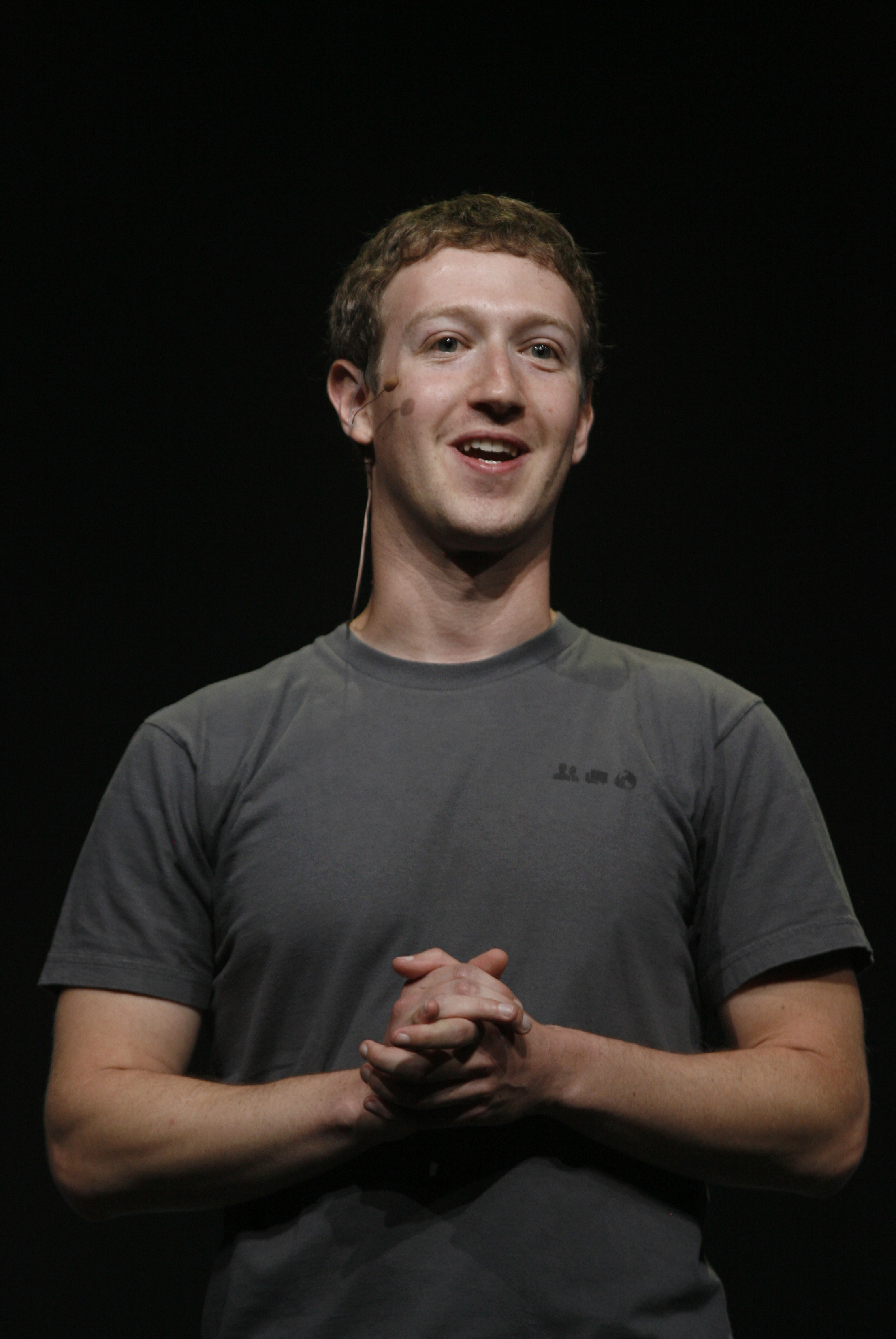 Mark Zuckerberg sfida il dress code di Wall Street in felpa e jeans 