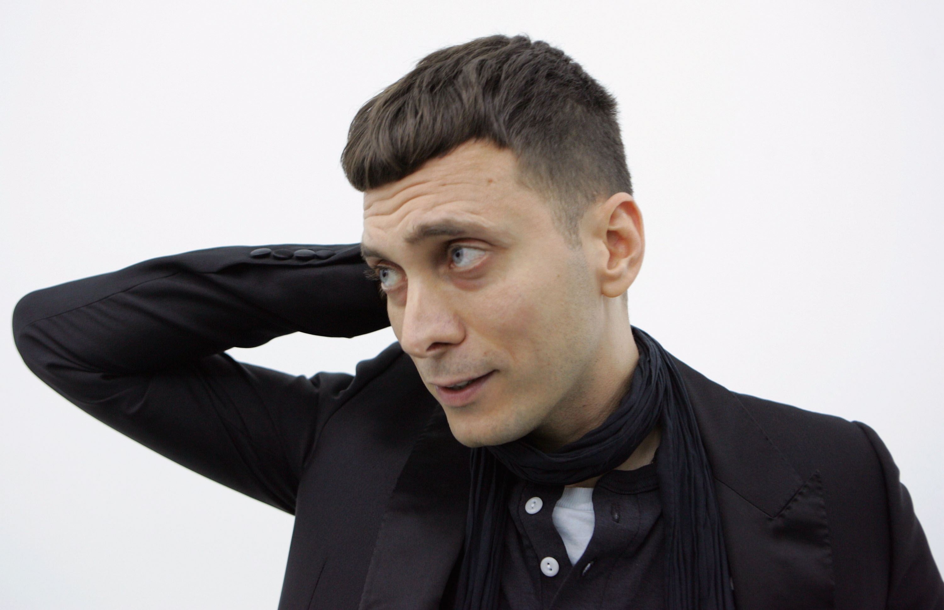 Hedi Slimane per YSL mostra in anteprima la collezione ai buyer