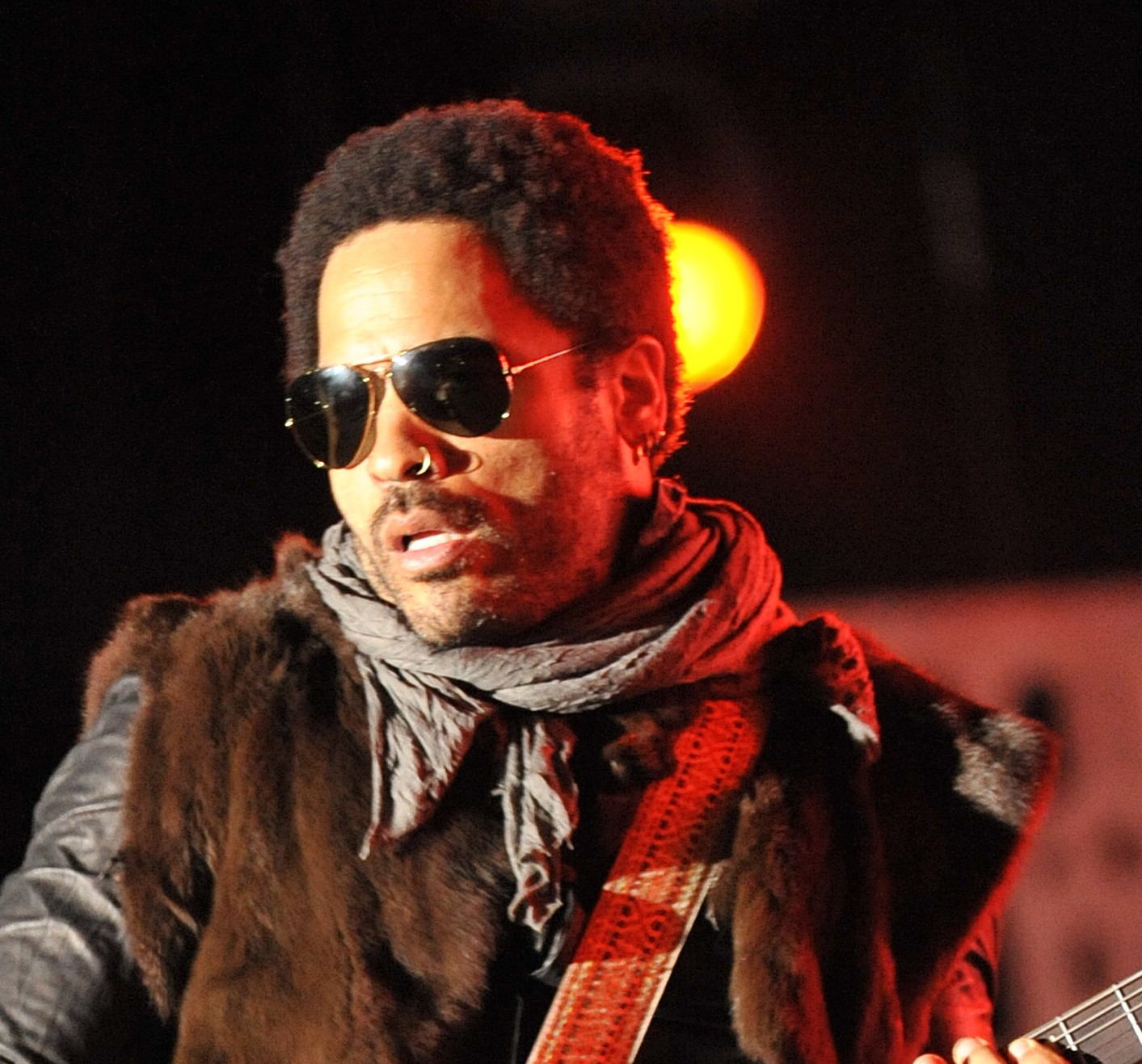 Lenny Kravitz disegna una special collection di scarpe per il brand Toms