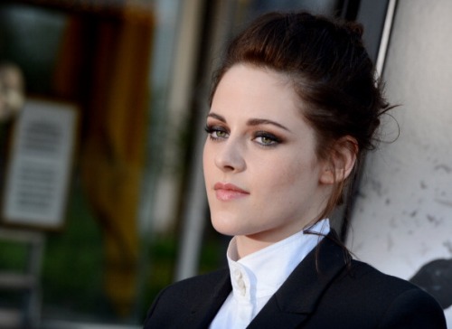 Kristen Stewart risponde alle critiche sulle sue pose nelle foto dei Red Carpet