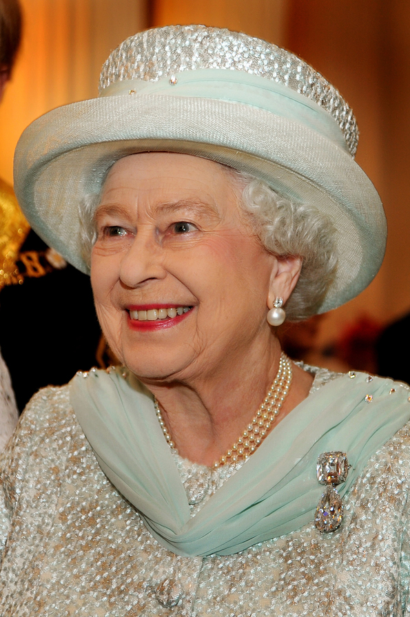 La Regina Elisabetta trendsetter involontaria con il suo look unico e originale