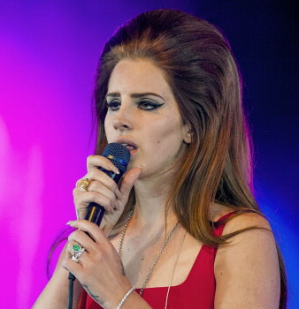 Lana Del Rey live in concerto in total look Moschino 