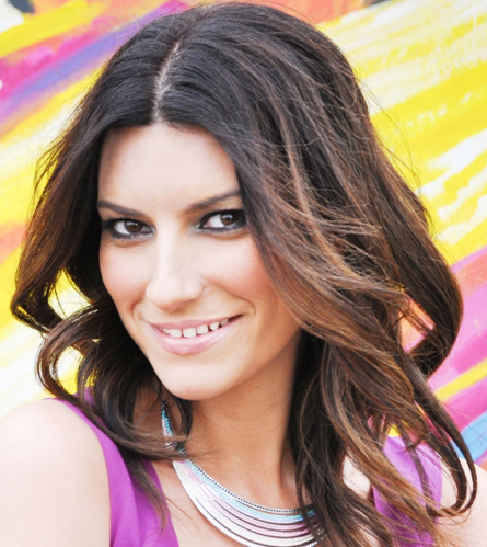 Laura Pausini gira un video in total look Alberta Ferretti 