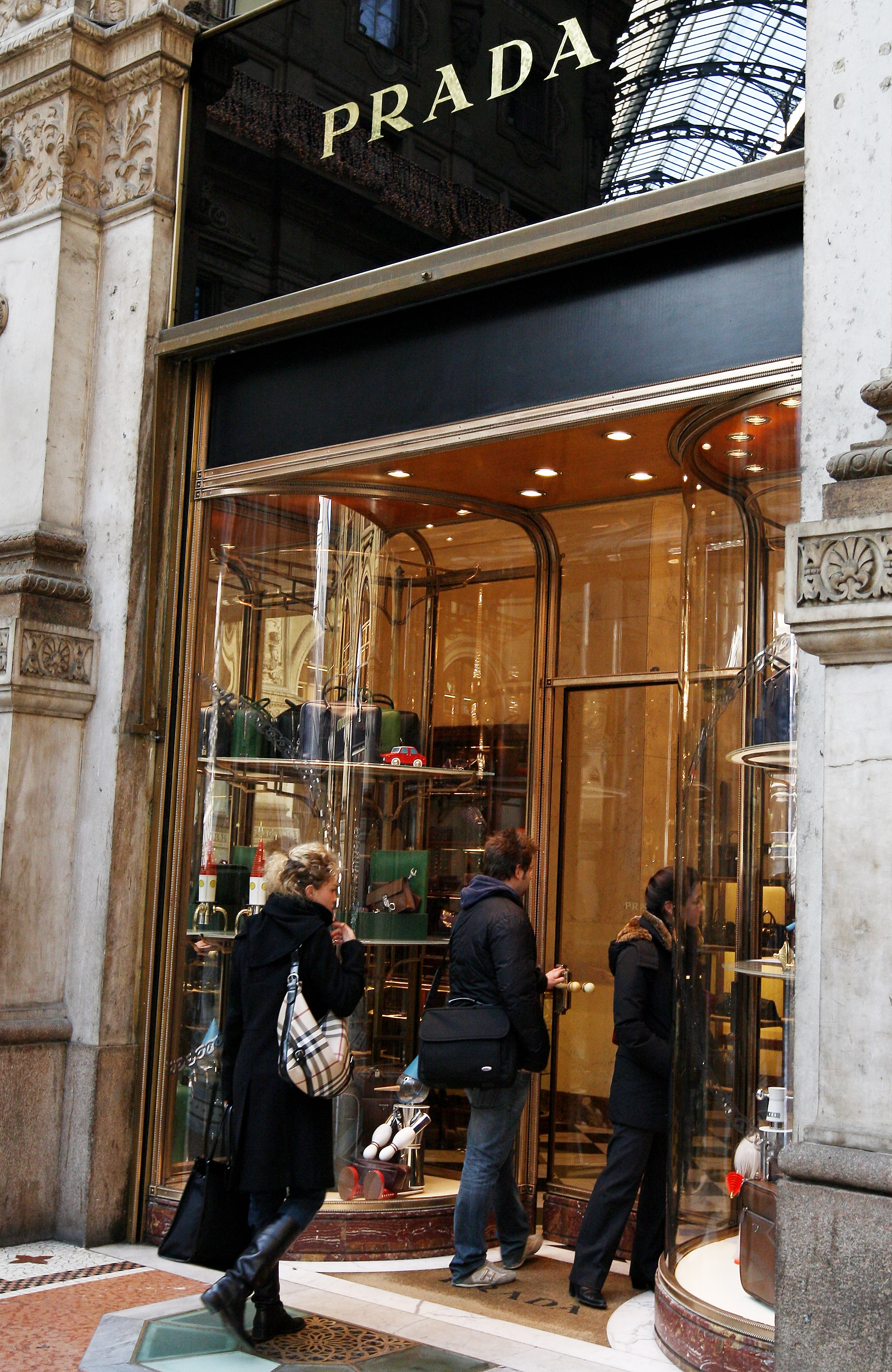 Vandali deturpano le vetrine di 25 negozi del centro di Milano