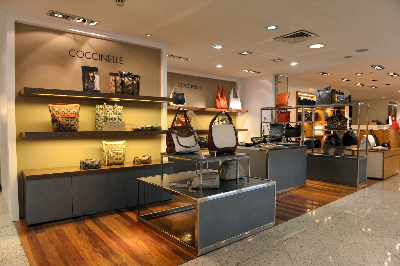 Coccinelle inaugura nelle Filippine un nuovo shop in shop