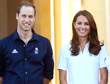 Olimpiadi Londra 2012: Kate Middleton in jeans skinny e zeppe per accogliere la torcia