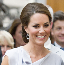 Olimpiadi Londra 2012: Kate Middleton adora gli abiti grigio perla e le zeppe 