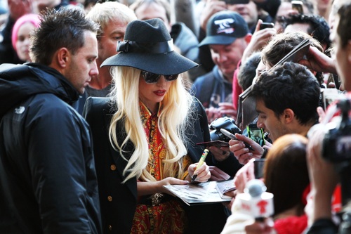 Lady Gaga apre una rete sociale con consigli di moda