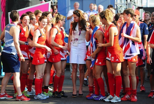 Kate Middleton sfoggia un look da tennista per il bronzo inglese dell'hockey femminile
