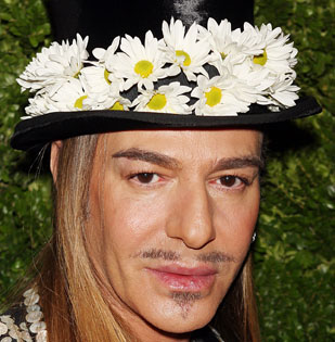 Oltre all’onore, John Galliano perde anche la legione d’Onore