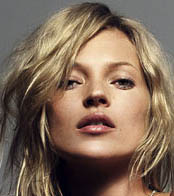 L’abito di Kate Moss con spille da balia fa tendenza