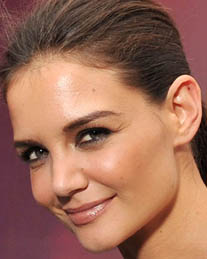 Katie Holmes spende 25.000 dollari in scarpe e lingerie di lusso