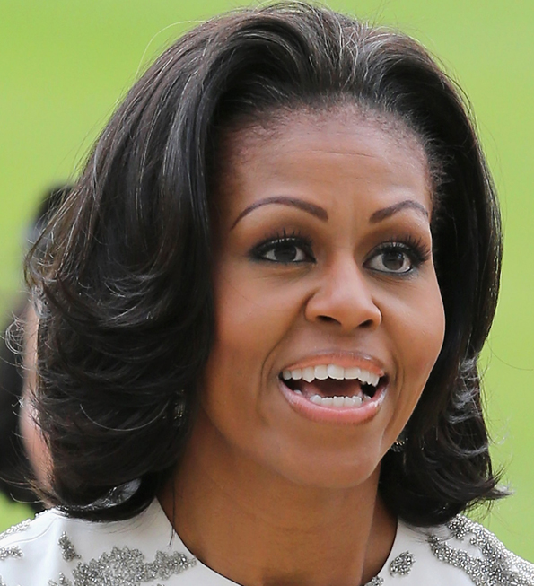 Michelle Obama sotto accusa: troppo costoso l’abito per il gala della Regina Elisabetta