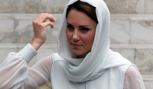 Kate Middleton indossa il velo e predilige i colori chiari per la sua visita in Malesia