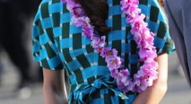 Kate Middleton visita Tuvalu flower print