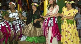 Kate Middleton visita Tuvalu flower print