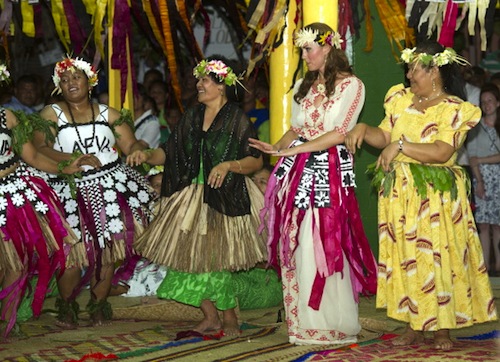 Kate Middleton visita Tuvalu flower print