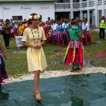 Kate Middleton visita Tuvalu flower print