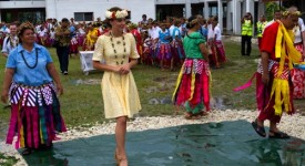 Kate Middleton visita Tuvalu flower print