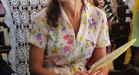 Kate Middleton visita Tuvalu flower print