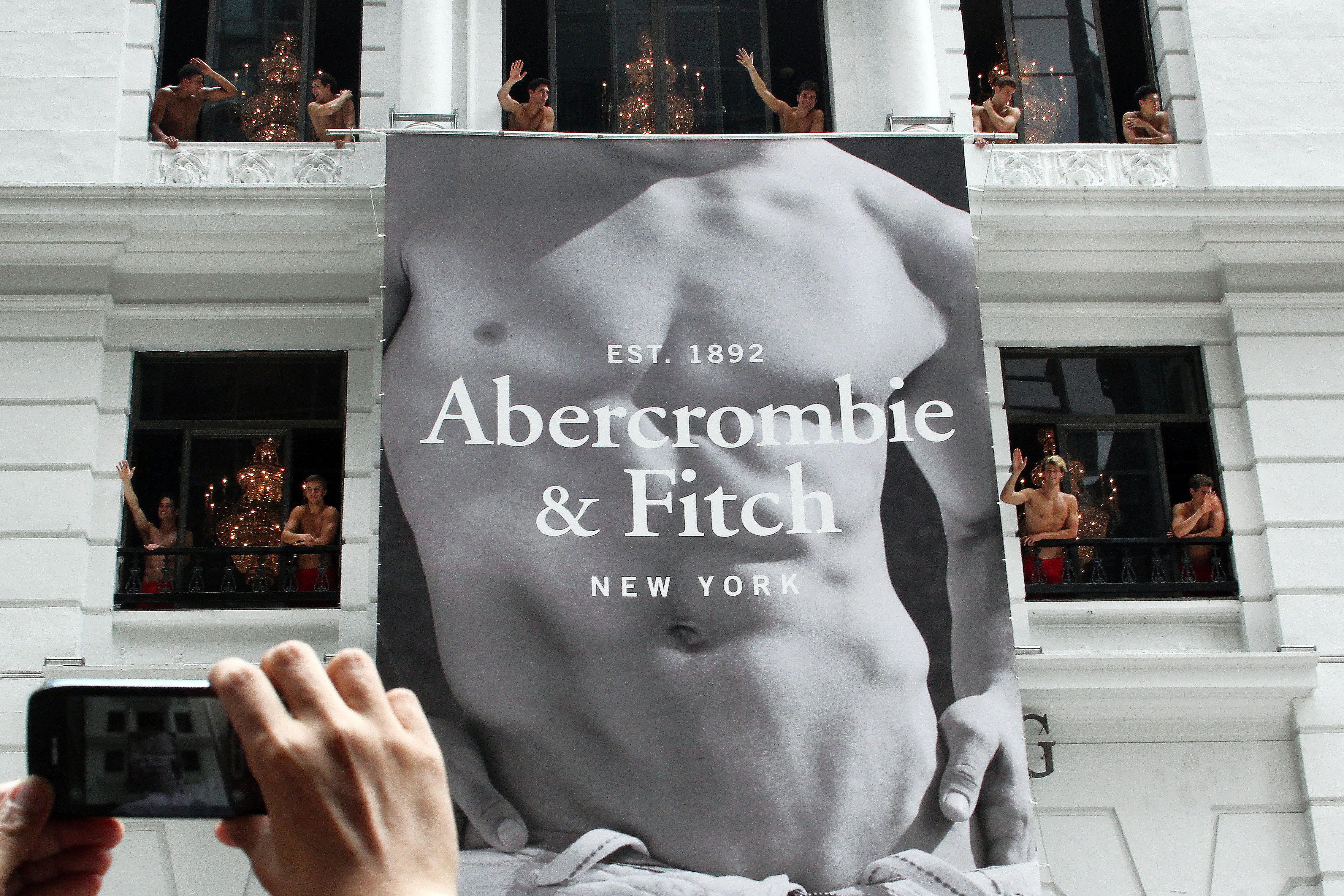 Abercrombie & Fitch in crisi: negli Stati Uniti chiude 180 store