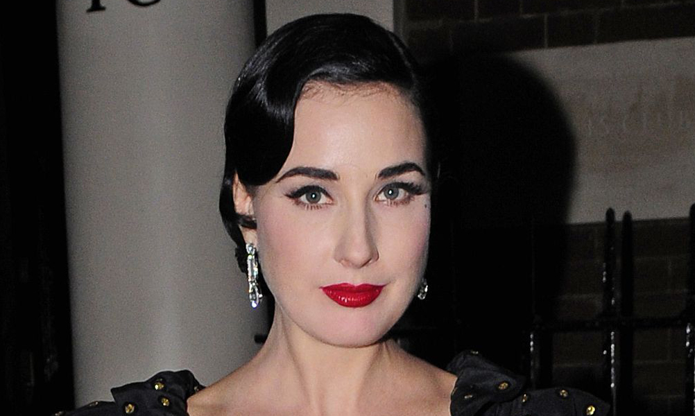 Dita Von Teese favolosa in total look Moschino