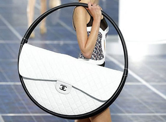Chanel lancia la Hula-hoop bag
