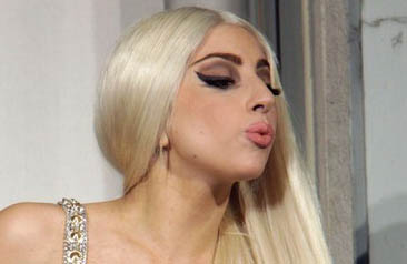 Lady Gaga a Milano indossa un favoloso look vintage di Versace