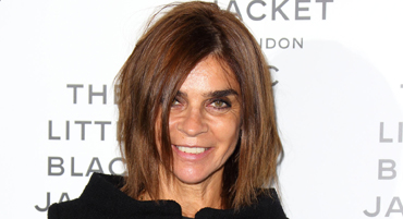 Carine Roitfeld musa e fashion icon celebra il suo stile con una linea beauty di MAC