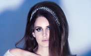 Lana Del Rey indossa i capi monochrome di H&M