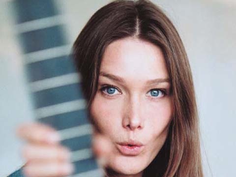 Carla Bruni posa per Vogue France e scatena l'ira delle femministe