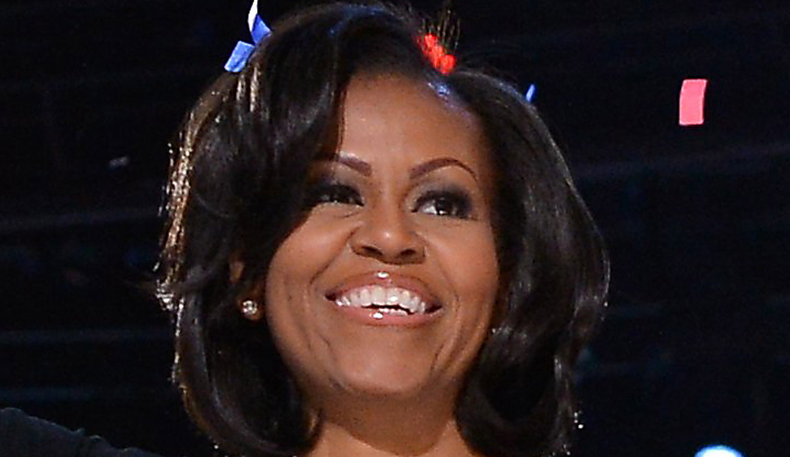 Vittoria Obama: la First Lady Michelle Obama festeggia con un look viola