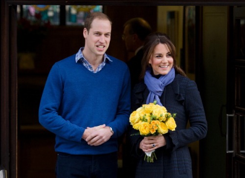 Kate Middleton all'uscita dell'ospedale: look semplice e intonato a quello di William