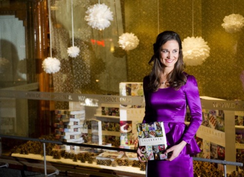 Pippa Middleton in un abito di satin viola per promuovere il suo libro