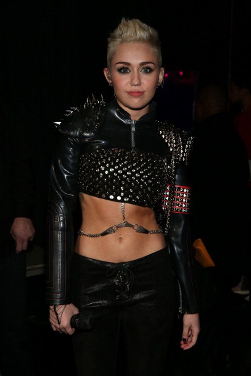 Miley Cyrus trasforma il suo look con borchie e stivali