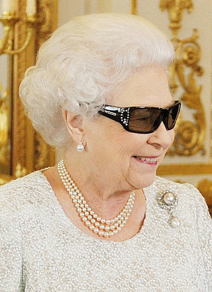 La regina Elisabetta con gli occhiali 3D fa il giro del web e conquista i sudditi