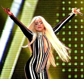 Lady Gaga in look anni Settanta canta con i Rolling Stones