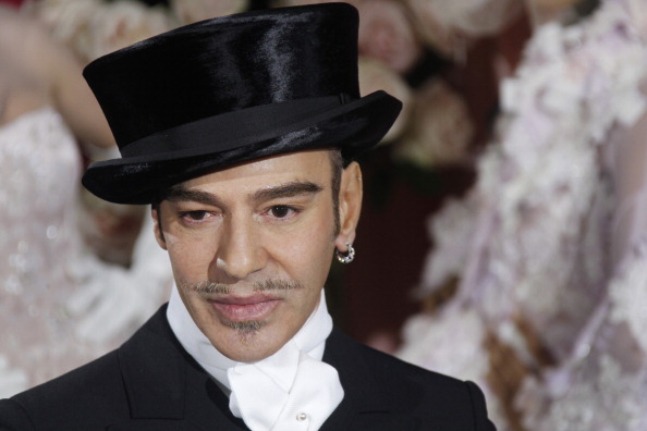 John Galliano torna nel mondo della moda grazie a Anna Wintour e Oscar de la Renta