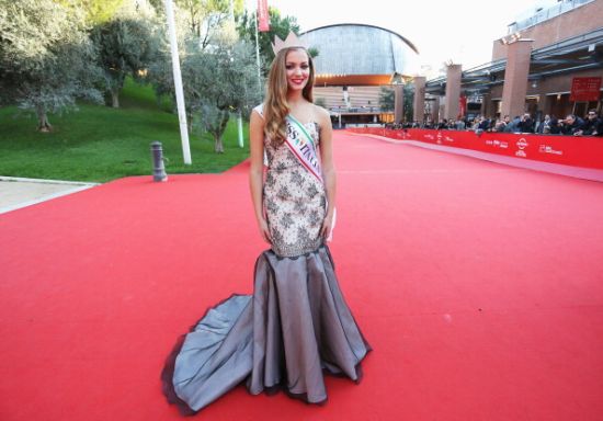 Miss Italia Giusy Buscemi in un calendario sulla storia della moda